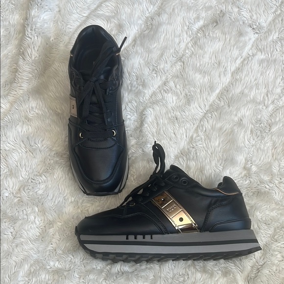 Blauer Black, Gray, with Gild hardware‎ Woman’s Fashion Sneaker size 6.5 - Picture 1 of 4